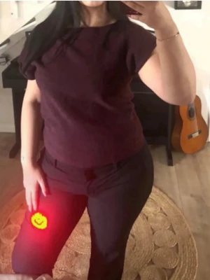 Vinröd oneshoulder tröja - Jätte fin tröja från Nelly,litet hål i tröjan men syns inte när den är på