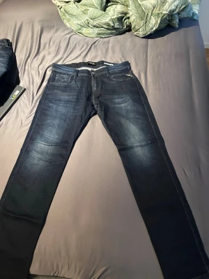 Replay Jeans - Mörkblå Replay-jeans i snygg, tidlös modell. Bekväm passform med lätt slitna detaljer som ger en modern look. Klassisk 5-ficksdesign – passar både vardag och fest. I nyskick. Hör av dig vid minsta fundering. Pris går att diskutera😊