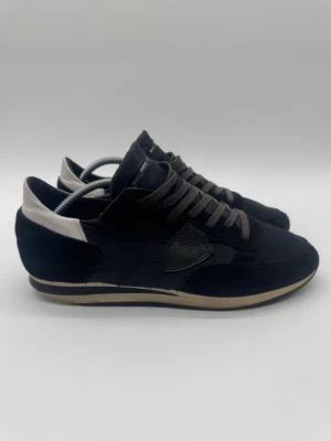 Philippe Model Trpz - Philippe Model Trpz. Skick 8,5/10. Storlek 42. Innersula 28 cm. Nypris ca 3 000 kr. Hör av dig vid frågor – Deluxecloset.