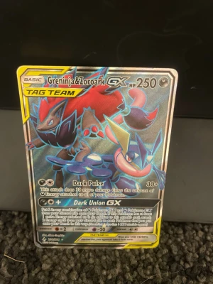 Pokémonkort Greninja & Zoroark GX - Säljer ett äkta holografiskt Pokémonkort med Greninja & Zoroark GX Tag Team. Gradering så vad den på en skala 9 av 10 kvalitet 