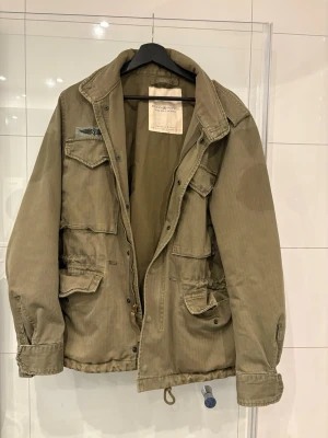 Field jacket - Säljer en fet olivgrön Field jacket från Ralph Lauren, perfekt nu inför våren. Jackan är i mycket bra skick och inte används alls mycket.
