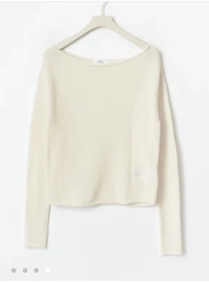 Stickad offshoulder-tröja Gina Tricot - Fin vit stickad tröja från Gina Tricot med offshoulder som inte kommer till användning🤗