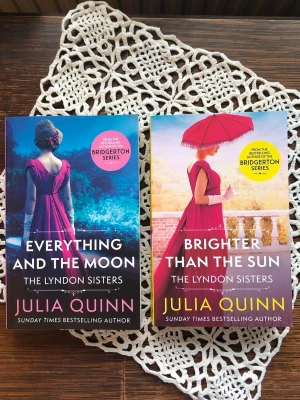 The Lyndon Sisters av Julia Quinn - Två böcker i serien The Lyndon Sisters av Julia Quinn: 'Everything and the Moon' och 'Brighter Than the Sun'. Böckerna utspelar sig i samma romantiska värld som Familjen Bridgerton. Perfekt för dig som gillar historisk romantik.