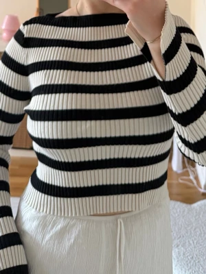 Randig ribbstickad tröja svart/vit - Snygg ribbstickad tröja med svarta och vita horisontella ränder🖤🤍🖤🤍