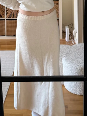 Ljusbeige stickad långkjol - Mysig och enkel ljusbeige stickad långkjol med rak passform och resår i midjan🤍🤍