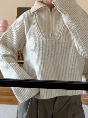 Vit ribbstickad tröja med halvzip - Vit stickad tröja från Bikbok🤍