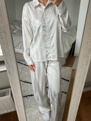 Lounge Set 🤍 - Fin tvådelad pyjamas från Lounge i storlek XS. Oversized modell. Fint skick utöver att tröjan har fläckar på ena axeln från hårspray 🤍