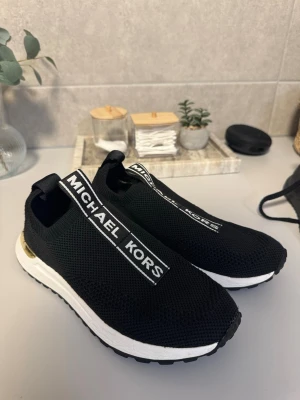  sneakers Michael Kors - Äkta Michael kors skor! Jätte fina och bekväma 