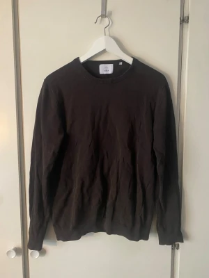 Mörkbrun stickad tröja Bläck - Skön tröja