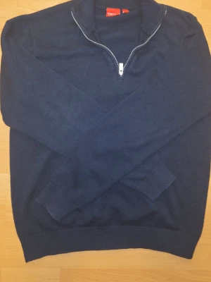 Svart stickad tröja med halv dragkedja -  Snygg mörkblå half-zip i storlek 152 cm. Perfekt för vardag och chill-stilen! 💙 Knappast använd och i superbra skick. Nypris 500 kr. Skriv om du är intreserad🤙