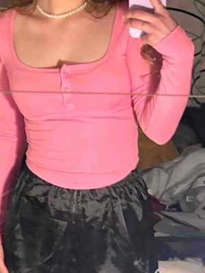 Rosa u-ringad tröja med knappar🩷 - Supersöt 2000-talet inspirerad topp med tre knappar framtill - exakt den stilen som trendar nu! Aldrig använd, i nyskick. Pris kan diskuteras🥰