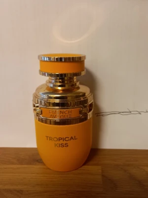 French Avenue Tropical Kiss parfym - Mangodoft, se sträcket på bilden hur mycket använt 