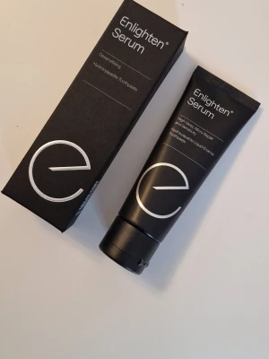 Enlighten Serum tandkräm 75ml - Enlighten Serum tandkräm i originalförpackning. En avancerad tandkräm framtagen för känsliga tänder, med hydroxiapatit som hjälper till att stärka emaljen, minska ilningar och ge en ren, fräsch känsla i munnen. Elegant svart design och smidig tub – perfekt för daglig användning och för dig som prioriterar munvård av hög kvalitet. ✨ Egenskaper Volym: 75 ml Formula med hydroxiapatit För känsliga tänder Hjälper till att stärka emaljen Säljs med originalkartong