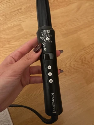 Locktång Remington  - Säljer min locktång verkligen inget fel på den kan bara inte locka håret🥲 högsta temperatur 210 grader