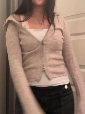 Beige ziphoodie i mjuk stickad kvalitet - Säljer en beige ziphoodie i mjuk stickad kvalitet. 