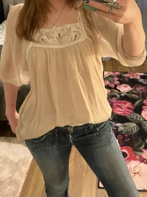 Vintage blus i ”Gammaldags” rosa  med broderad detalj - Säljer en vintage repeat blus i chiffong, den är gammaldags rosa med trekvartsärm och broderad detalj vid halsringningen och ryggen. Från det lyxiga märket repeat, blusen är gammal och säljs inte längre. Men inga tecken på användning. Nypris ligger på 150 euro. Skriv gärna om funderingar. Den passar både S och M 💕💕