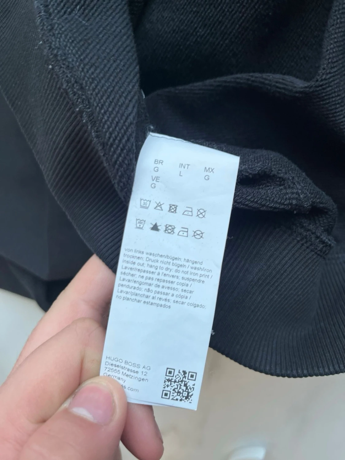 Svart sweatshirt från Hugo med röd logga - 2