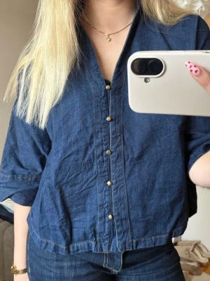 Jeansblus - Jättefin blus i denim material!!😇 Såå fin att matcha med jeans i samma nyans🙏🏽 