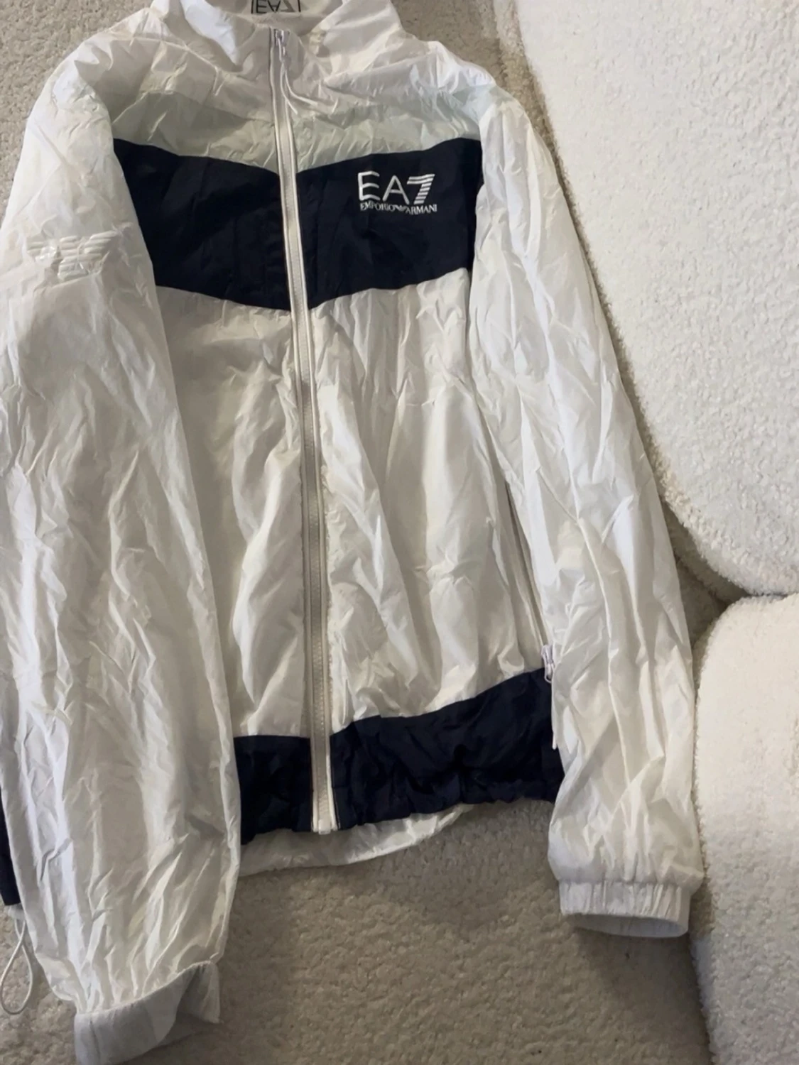 Vit och marinblå EA7 vindjacka