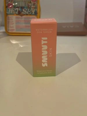Smuuti Skin Watermelon Dew Serum  - Fräsch Watermelon Dew Serum från Smuuti Skin med vattenmelonextrakt och hyaluronsyra. Kommer i en snygg rosa och grön förpackning på 30 ml. Perfekt för dig som vill boosta huden med fukt och glow. Helt ny öppnad aldrig använd.