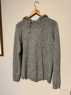 Stickad hoodie från Jack and Jobss - Stilren hoodie från Jack and Jones som inte kommer till användning, storlek M. Skicket är som nytt! Hör av er vid funderingar.