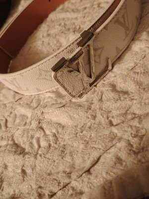 Vit L bälte - Säljer en vit L bälte som är 110 cm och är oanvänd, 150 är absolut sista priset 