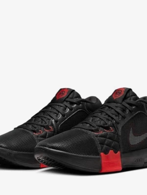 LeBron witness 8 basket skor  - Snygga svarta Nike sneakers med röda detaljer och meshpaneler för extra ventilation. Skorna har en låg siluett, svart sula och klassisk Nike Swoosh i grått med röd kant. Perfekta för dig som gillar sportig och modern stil. LeBron witness 8 helt nya inga skador knappt använda. Scan finns i skorna. 