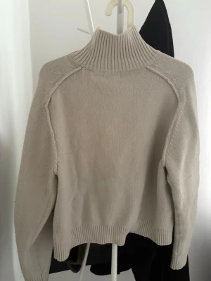 Polo tröja  - Stickad polo tröja från h&m ny pris är ca 299kr, denna tröja är sparsamt använd och därför i ett super bra skick. Skriv om ni har några funderingar 😊