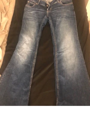 Blå Blaze jeans från Lager157 - Säljer ett par blå bootcut Blaze jeans från lager157 i storlek L/Short. Snygga slitningar och ljus tvätt. Jeansen har klassisk femficksdesign. Jeansen har varit använda två gånger. Meddela mig vid frågor och priset kan diskuteras 💕