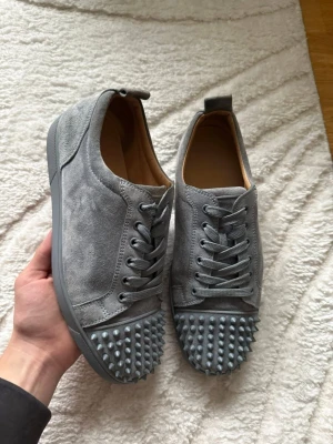 Christian Louboutins  - Säljer ett par Christian Louboutins i storlek 43. Inköpta (beg) Dec-25 på Highend men har själv endast burit dom 1 gång. Mycket fina, cond 9/10. !Äkta! Inget OG 