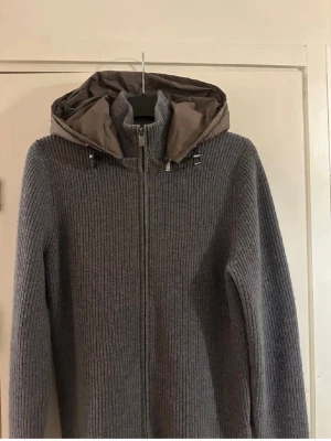 Massimo dutti cardigan - Tja. Säljer denna stilren grå massimo dutti cardigan med . Perfekt för kyliga dagar. Huvan ger extra värme och stil. Passar bra till både jeans och chinos. strlk M. Står storlek L men är storlek M/S. Om du har några minsta fundering hör gärna av dig. MVH