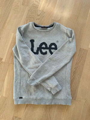 Grå sweatshirt från Lee - Snygg grå sweatshirt från Lee. Perfekt för en avslappnad och stilren look. Helt ny! Oanvänd