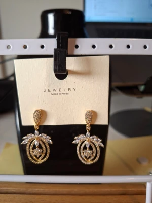 Guldiga statementörhängen med stenar - Fler fina accessoarer finns på min profil 💍  More exquisite accessories on my profile listings.