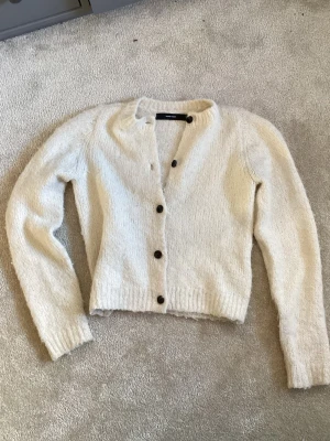 Krämvit kofta från Vero Moda  - Mysig beige kofta. Är stickad i ett mjukt material.💓💓💓
