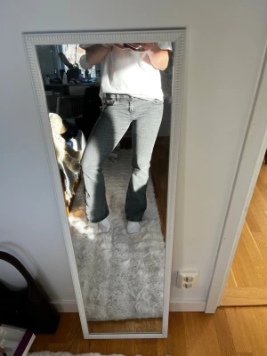 Grå bootcut jeans med låg midja - Säljer ett par grå bootcut jeans med låg midja. Köpta från Gina Tricit, i vanliga fall har jag xs men dessa passar! Strl 158