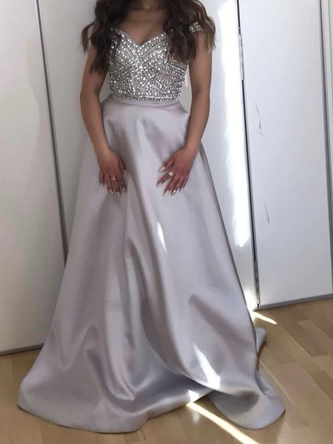 Silverfärgad långklänning med pärlor - 1