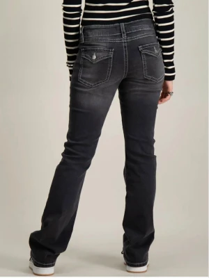 Svarta bootcut jeans med kontrastsömmar - Säljer mina Snygga gråa bootcut jeans med vita kontrastsömmar. . Jeansen har låg midja och lätt utsvängda ben. Dem är lite för stora i midjan. Passar mig som är 170cm i längden perfekt. Knappt använda då jag har ett par till👌🏻