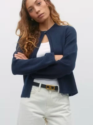 Mörkblå kofta från Springfield - Mörkblå, rak och enkel kofta från Springfield med rund halsringning och knapp framtill. Långärmad och i mjukt stickat material, perfekt att slänga över en topp eller t-shirt. Klassisk och stilren design som funkar till det mesta.