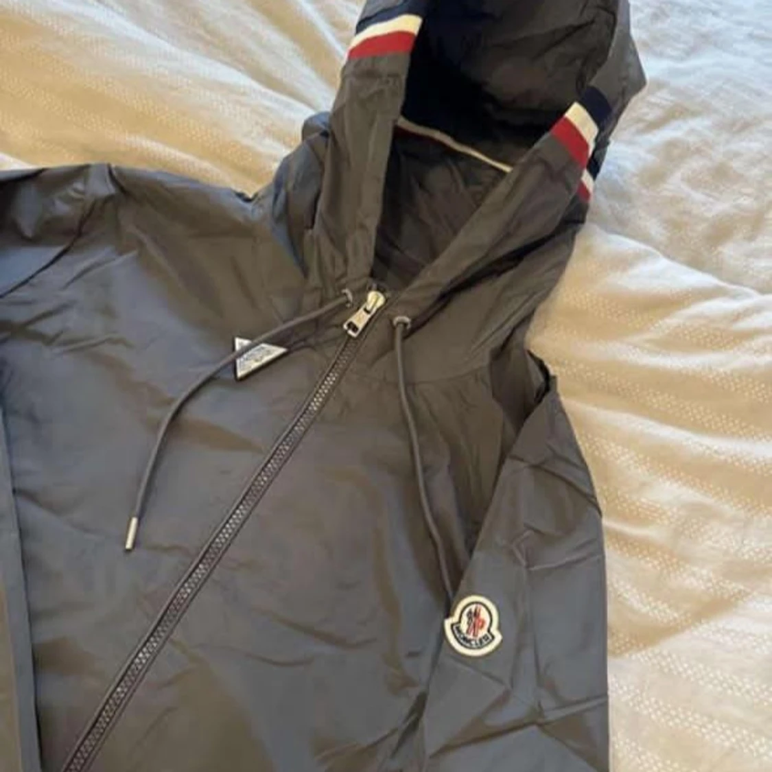 Grå vindjacka från Moncler med huva