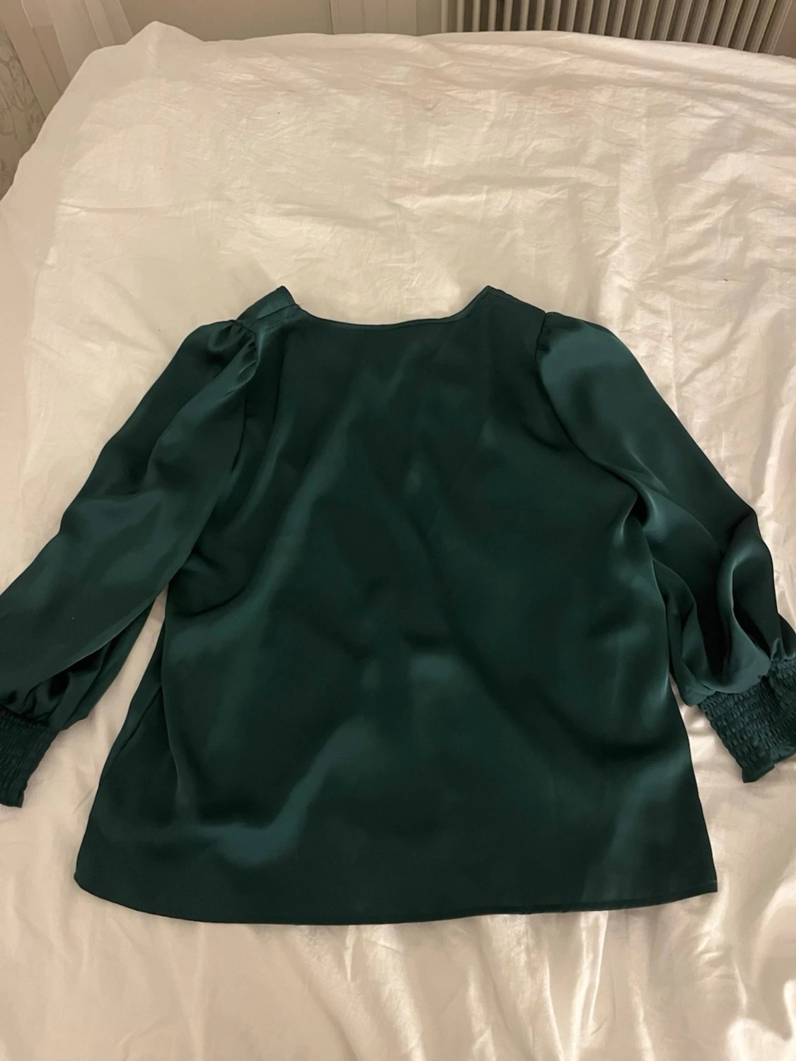 Mörkgrön satinblus med v-ringning  - 1