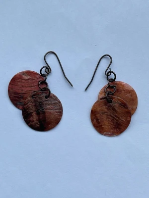 Örhängen  - Örhängen med bruna berlocker💕