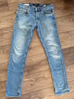  Replay Grover - Snygga ljusblå Replay Grover med klassisk femficksdesign och diskreta slitningar framtill. Jeansen har normal midja, dragkedjegylf och är tillverkade i mjukt denimtyg för en bekväm känsla. Perfekta för en avslappnad och trendig stil. 
