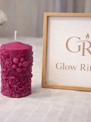 Handgjort dekorljus från Glow Ritual - Detta vackra handgjorda ljus med detaljerade blommönster är skapat för att sprida värme, kärlek och harmoni i ditt hem. Den romantiska rosa färgen och de fina blomdekorationerna gör ljuset till en perfekt inredningsdetalj eller present till någon du tycker om. 🕯️🌸 Passar perfekt som: ❤️ present till någon speciell ❤️ Alla hjärtans dag-gåva ❤️ födelsedagspresent ❤️ eller som self-love present till dig själv Varje ljus är handgjort med omsorg och unikt i sitt utseende. 