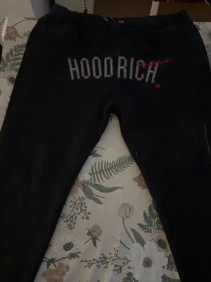 Svarta mjukisbyxor från Hoodrich - - Märke: Hoodrich - Storlek: XL - Färg: Svart - Skick: Lite använda, inga fläckar eller hål - Säljer pga att de inte används längre - Frakt via PostNord/DHL, köparen betalar endast annonspris