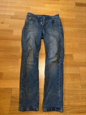 Levi's 501 anniversary edition mörk blå, XS - Ett par fräsha levi’s 501 anniverary edtion, med storleken W24 L30 = XS. Har inga skador alls men har används en del. 