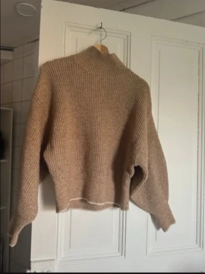 Beige stickad polotröja - Använd ett antal gånger men tröjan är i väldigt bra skick, inga defekter!   Tröjan har små detaljer som vita kanter på armarna och längst nere på tröjan! Super fin