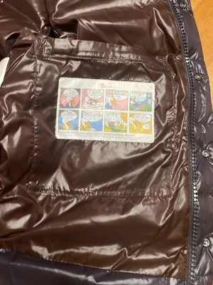 Mörkblå dunväst från Moncler - Moncler tib gelet down väst, jätte bra skick 9/10 använd max tre gånger. Moncler size 4 (large)