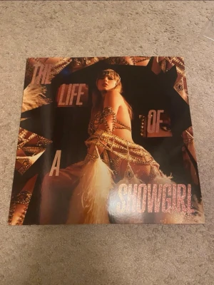 The Life of a Showgirl bok - Target exclusive edition, first and only pressing. Begränsat antal pressade. Spelat 2 gånger för att testa, jättebra ljud. Perfekt för vinyl samlare och swifties ! 💕