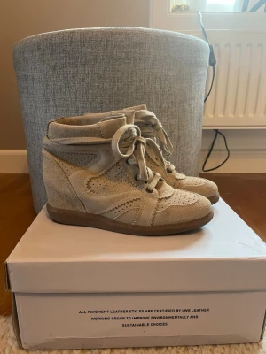 Pavement klackar  - Säljer mina super snygga pavement klackar då dem tyvärr är något försmå. Skorna är endast använda en gång. Storleken är 37🩷