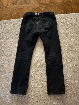 Hope rush bootcut jeans - Tja, säljer dessa feta bootcut jeans från Hope. Är lite små på mig så passformen ser aningen tajtare ut på mig. Passar de som vanligen har 29 och 30 i midjan. Höger fram ficka är lite sliten men går att laga om man vill. Nypris 2300. Hör av er för fler frågor, mvh Charlie